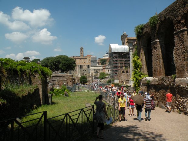  touristes sur le forum Romain